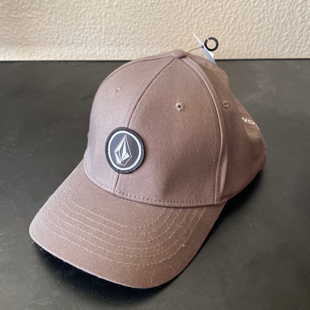 Stretch fit mens Volcom hat.